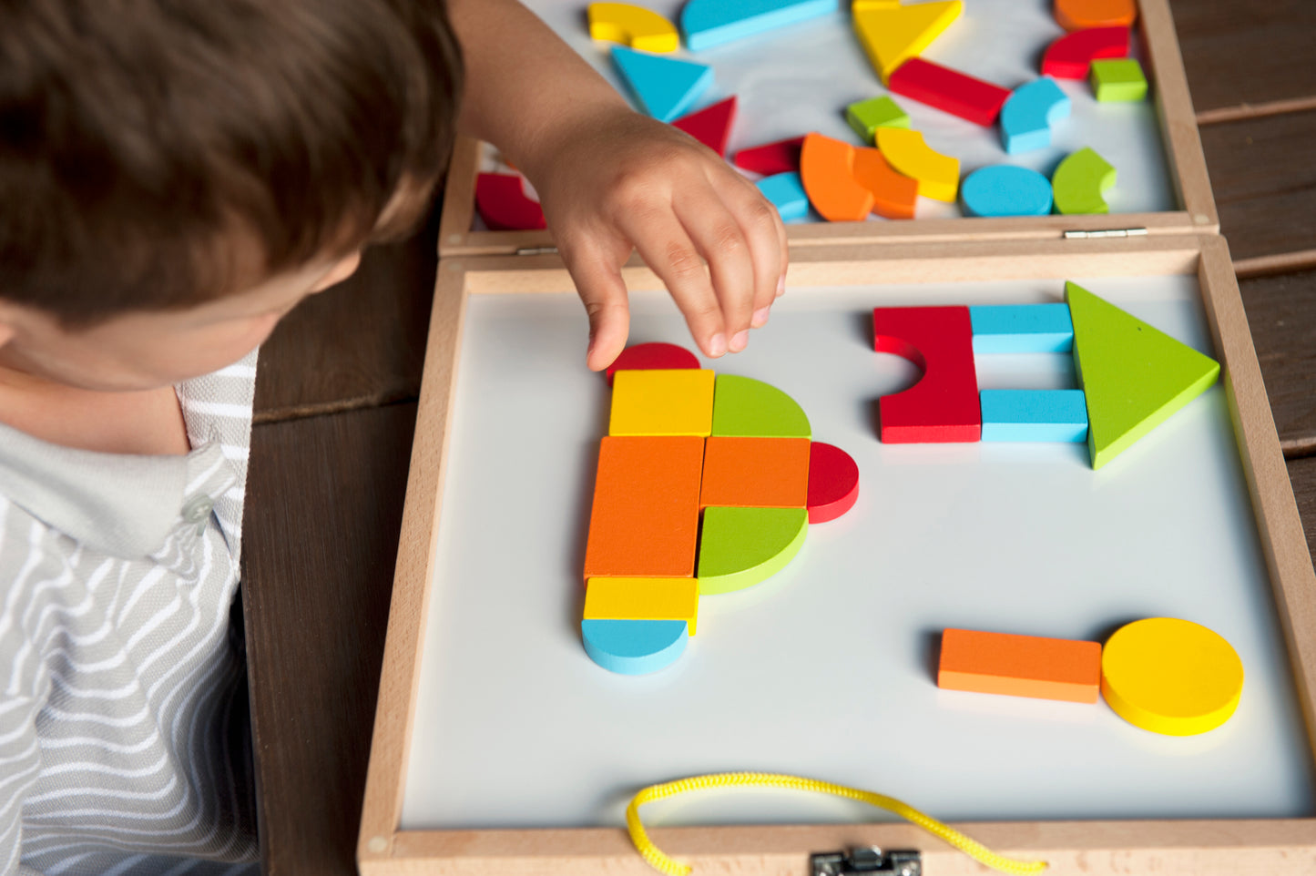 Magnetic Shapes Box / Caja con formas magneticas / juego magnético / imanes / figuras magnéticas