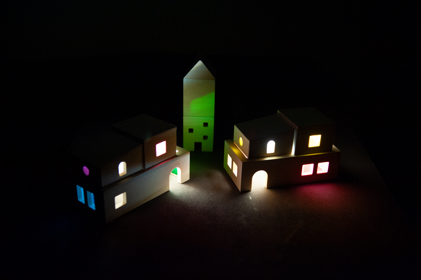 TRANSLUCENT VILLAGE / Pueblo translúcido / transparencias de colores / mesas de luz / casitas