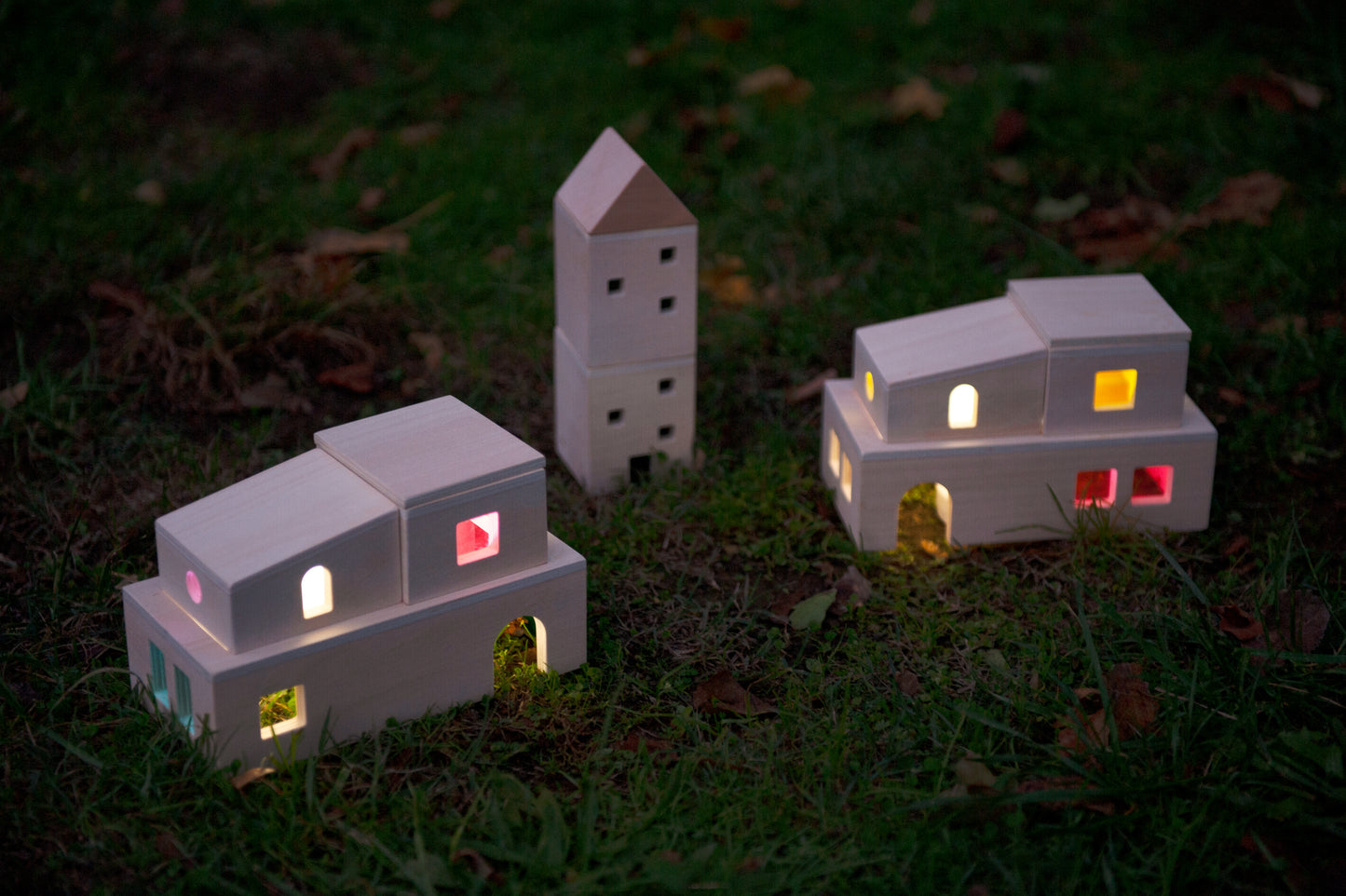 TRANSLUCENT VILLAGE / Pueblo translúcido / transparencias de colores / mesas de luz / casitas