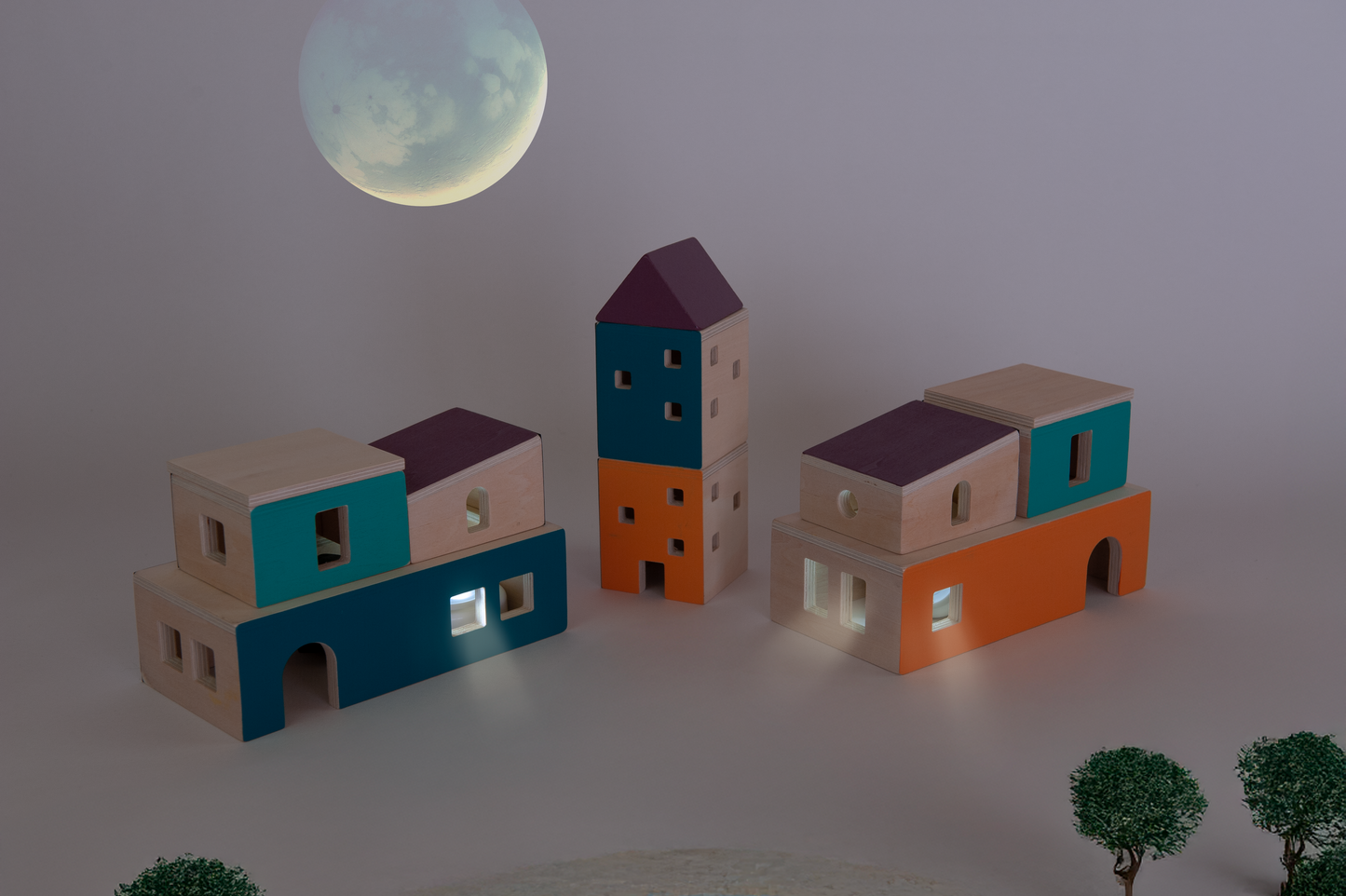 CITY WALLS / Muros de la Ciudad / Casitas de madera con pizarra magnética / Juego con mesas de luz